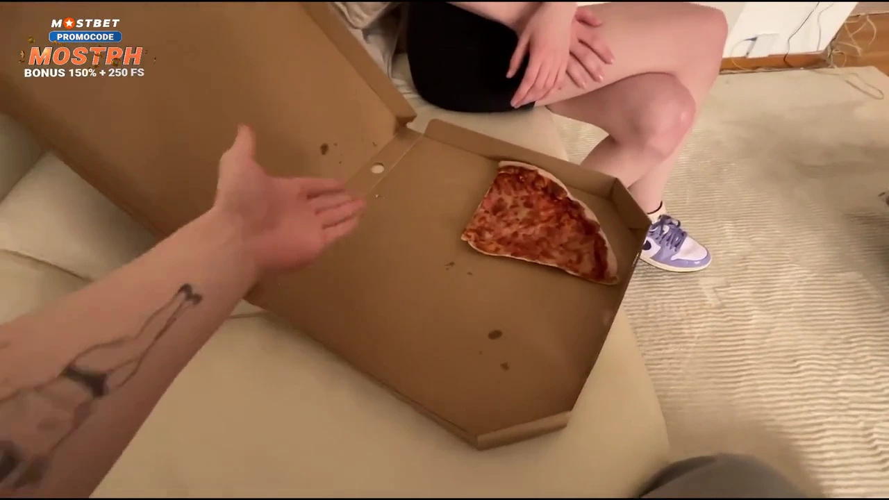 Delivery girl indulges in pizza and gives blowjob in return for sex porn video
